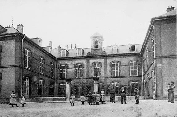 Hôpital de Lasalle au début des années 1900  (photographie noir et blanc : S. Faipeur)