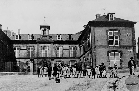 Hôpital de Lasalle vers 1900 (photographie noir et blanc : édition Gobert)